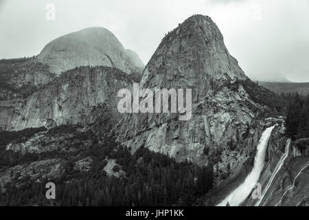 Visualizzazione bianco e nero spento la nebbia Sentiero del retro della mezza cupola + Nevada cade in un giorno nuvoloso in Yosemite National Park-Photography da Paolo Toillion Foto Stock