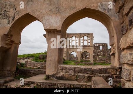 Il Grand Old Fort di Golconda a Hyderabad è una spettacolare realizzazione di prodezza architettonica con i suoi corridoi di avvolgimento e su palazzi whelming Foto Stock