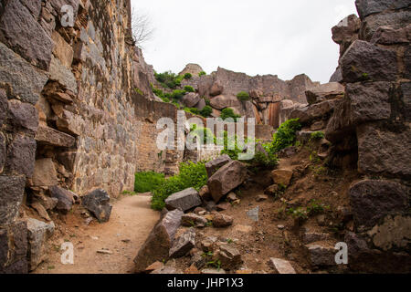 Il Grand Old Fort di Golconda a Hyderabad è una spettacolare realizzazione di prodezza architettonica con i suoi corridoi di avvolgimento e su palazzi whelming Foto Stock