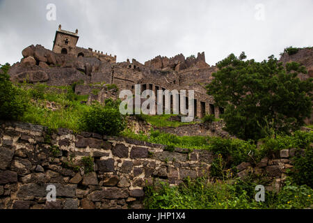 Il Grand Old Fort di Golconda a Hyderabad è una spettacolare realizzazione di prodezza architettonica con i suoi corridoi di avvolgimento e su palazzi whelming Foto Stock