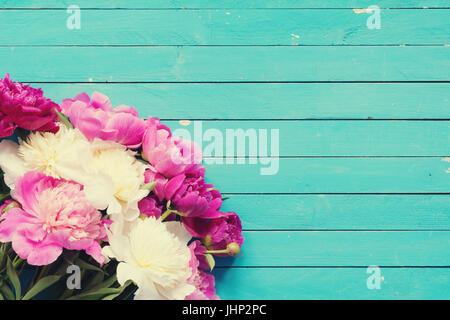 Cornice floreale / sfondo con bella rosa, viola e bianco le peonie sul vecchio turchese tavole di legno. Shabby Chic, vintage fiori per matrimoni, Happ Foto Stock