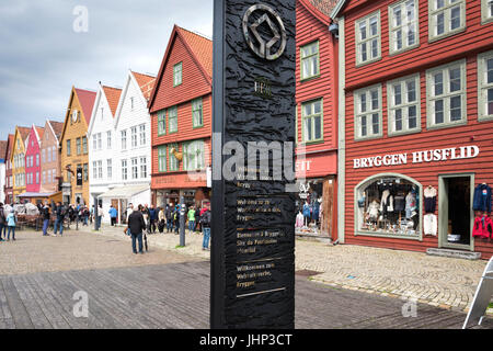 Bryggen è una serie di Hanseatic di edifici commerciali di Bergen, Norvegia ed è elencato come un patrimonio mondiale dell'UNESCO nel 1979. Foto Stock