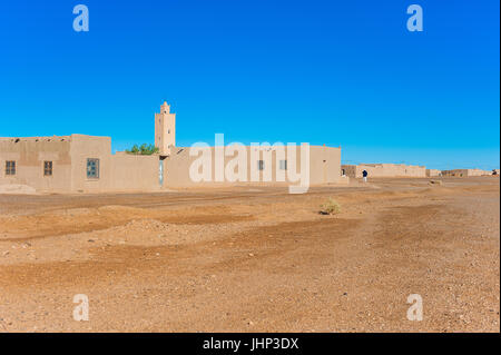 Casa nel piccolo villaggio deserto del Sahara vicino a Merzouga, Marocco Foto Stock