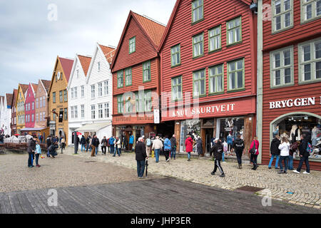 Bryggen è una serie di Hanseatic di edifici commerciali di Bergen, Norvegia ed è elencato come un patrimonio mondiale dell'UNESCO nel 1979. Foto Stock