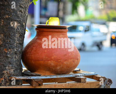 Pentola di creta con acqua per bere sulla strada di Yangon, Myanmar. Foto Stock