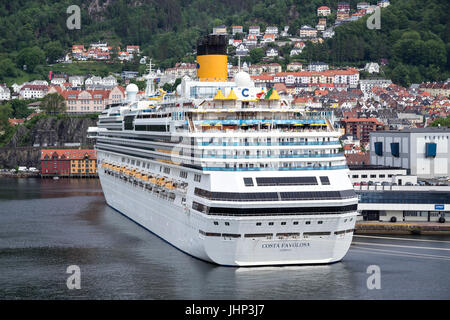 Sc favolosa costa di Bergen, Norvegia. Costa Crociere è un italiano di linea di crociera, con sede in Genova e sotto il controllo del comando di Carnival Corporation & plc. Foto Stock