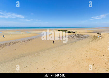 ARROMANCHES, Francia - giugno 2014; resti del porto di temporanea utilizzata durante la seconda guerra mondiale. Foto Stock
