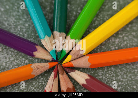 Close-up di diverse matite di colore disposti sulla lavagna Foto Stock
