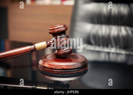 Martello di legno arbitro sul tavolo Foto Stock