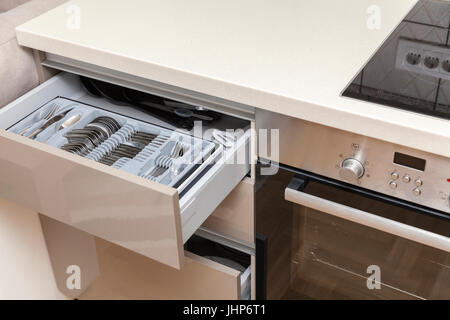 Cassetto per posate in cucina, close up Foto Stock