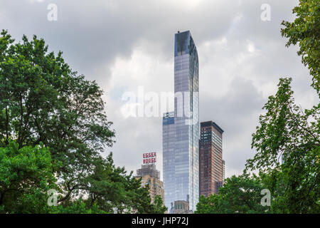 Vista di edifici su central park south da pecore prato in central park, NYC Foto Stock