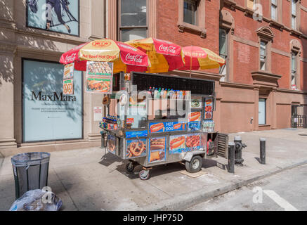 Un colorato hot dog carrello sulla upper east side di Manhattan con un edificio dietro Foto Stock