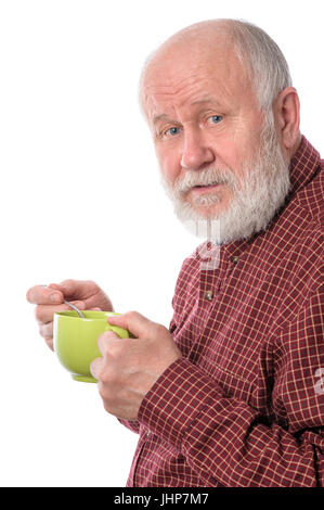 Carino senior uomo con tazza verde, isolato su bianco Foto Stock