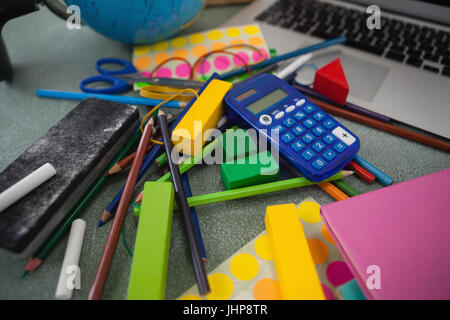 Close-up di varie forniture scolastiche sulla lavagna Foto Stock