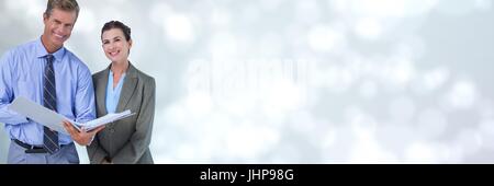 Digital composito della gente di affari tenendo i file e le cartelle con sfocato sfondo spumanti Foto Stock