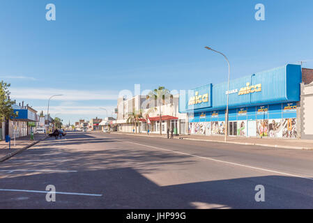 UPINGTON, SUD AFRICA - 11 giugno 2017: Un tardo pomeriggio street scene in Upington nel nord della provincia del Capo Foto Stock