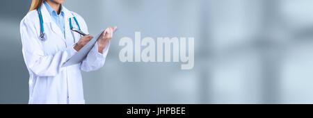 Composito Digitale del medico tenendo i file e le cartelle Foto Stock