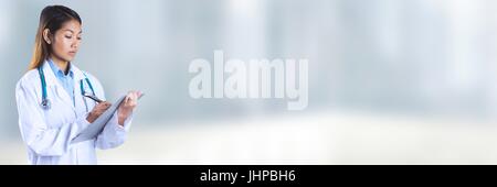 Composito Digitale del medico tenendo i file e le cartelle con sfondo sfocato Foto Stock