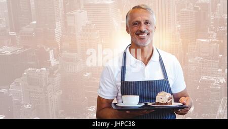 Composito Digitale del proprietario di caffè con caffè e torta contro lo skyline di sfocato Foto Stock