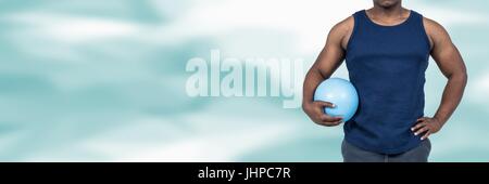 Digital composito di forte uomo sano tenendo palla ginnica Foto Stock