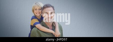Composito Digitale del Figlio abbraccia padre contro lo sfondo della marina Foto Stock