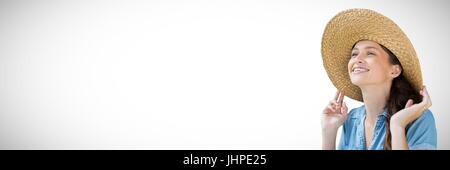 Digital composito della donna con grande cappello per il sole contro uno sfondo bianco Foto Stock