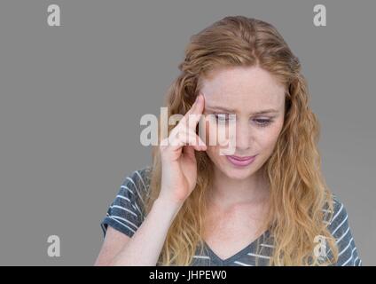 Composito Digitale del ritratto di dai capelli rossi ha sottolineato la donna con sfondo grigio Foto Stock