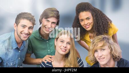 Composito Digitale degli studenti di fronte a sfondo sfocato Foto Stock