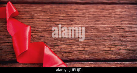 Close-up di swirl nastro rosso sul tavolo di legno Foto Stock