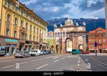 Arco Trionfale e Maria Teresa street view a Innsbruck in Tirolo membro dell'Austria Foto Stock