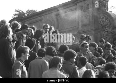 David Peel, di centro-sinistra con capelli lunghi) fumare marijuana nel parco centrale 1969 Foto Stock