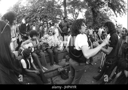 David Peel, con giubbotto senza maniche, eseguendo con il Lower East Side Band nel parco centrale 1969 Foto Stock