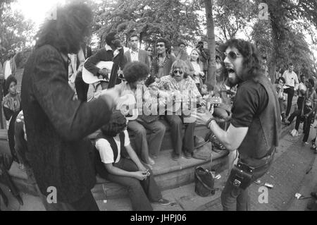 Il Lower East Side Band con David Peel fuori del telaio, eseguendo in Central Park 1969 Foto Stock