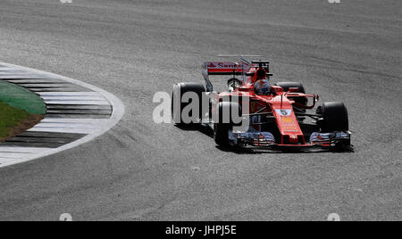 La Ferrari Sebastian Vettel durante la seconda prova del Gran Premio di Gran Bretagna 2017 al circuito di Silverstone, Towcester. PREMERE ASSOCIAZIONE foto. Data immagine: Venerdì 14 luglio 2017. Vedere PA storia AUTO British. Il credito fotografico dovrebbe essere: Tim Goode/PA Wire. Foto Stock