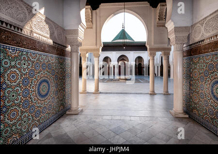 L'ingresso di una grande moschea di Parigi che fondata nel 1926 e si trova nel quinto arrondissement ed è una delle più grandi moschee in Francia Foto Stock