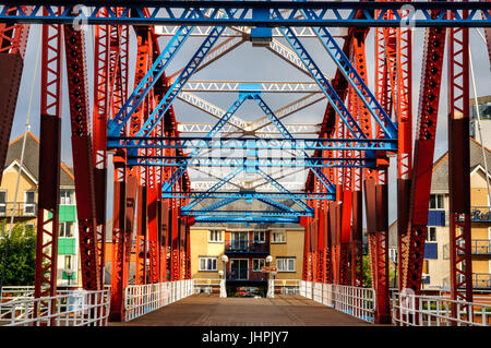 Ponte di ferro a Salford Quays, Salford, vicino Manchester in nord ovest Inghilterra nel Regno Unito Foto Stock