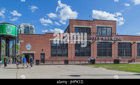 Toronto, Canada - 24 giugno 2017: Steam Whistle Brewing Roundhouse costruita nel 1929 e serbatoio d'acqua a Toronto, Ontario Foto Stock