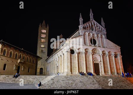 MASSA MARITTIMA, Italia - 14 Maggio 2017 - vista notturna del Duomo nella piazza centrale di Massa Marittima, una piccola cittadina in provincia di Grosseto in Foto Stock