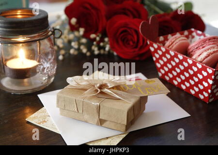 Posta d'amore regalo per San Valentino, Natale. Cartoncino con cuore  festivo design da carta con nastro satinato e arco, primo piano Foto stock  - Alamy