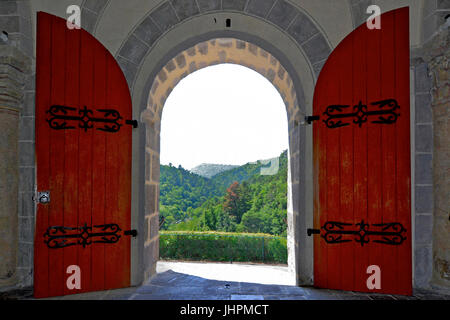 Porta di Notre-Dame-du-Mont-Cornadore de Saint-Nectaire, chiesa romanica in Saint-Nectaire, Puy-de-Dôme, Auvergne, Francia Foto Stock