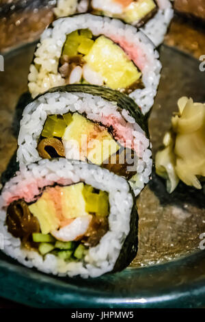 Giapponese suchi rotolo con zenzero sott'aceto Foto Stock