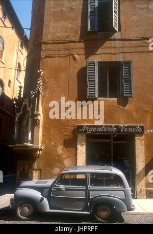 Verona (Italia), auto d'epoca nel centro storico della città Foto Stock