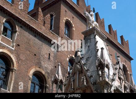 Verona (Italia), le Arche Scaligere, tombe degli antichi signori di Verona.e Cangrande palace Foto Stock
