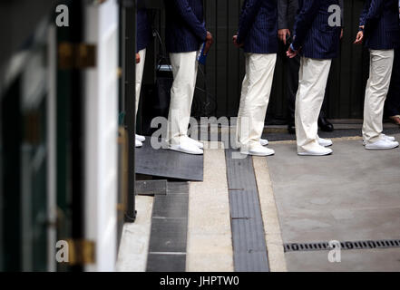 I giudici della linea fanno il loro senso sul campo centrale il giorno dodici dei campionati di Wimbledon all'All England Lawn tennis and Croquet Club, Wimbledon. PREMERE ASSOCIAZIONE foto. Data foto: Sabato 15 luglio 2017. Vedi la storia della Pennsylvania tennis Wimbledon. Il credito fotografico dovrebbe essere: Steven Paston/PA Wire. RESTRIZIONI: Solo per uso editoriale. Nessun uso commerciale senza previo consenso scritto dell'AELTC. Solo immagini fisse: Nessuna immagine in movimento per emulare la trasmissione. Nessuna sovrapposizione o rimozione di logo sponsor/annunci. Foto Stock