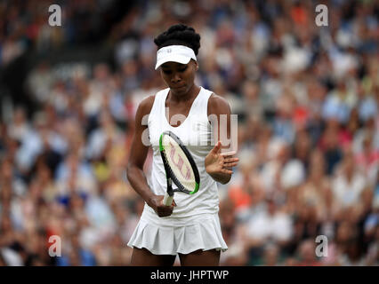 Venus Williams durante il signore della Finale match contro Garbine Muguruza il giorno dodici dei campionati di Wimbledon al All England Lawn Tennis e Croquet Club, Wimbledon. Stampa foto di associazione. Picture Data: Sabato 15 Luglio, 2017. Vedere PA storia il tennis a Wimbledon. Foto di credito dovrebbe leggere: John Walton/filo PA. Restrizioni: solo uso editoriale. Nessun uso commerciale senza il previo consenso scritto della AELTC. Immagine ancora utilizzare solo - Assenza di immagini in movimento per emulare broadcast. Nessuna sovrapposizione o rimozione di sponsor/annuncio loghi. Foto Stock