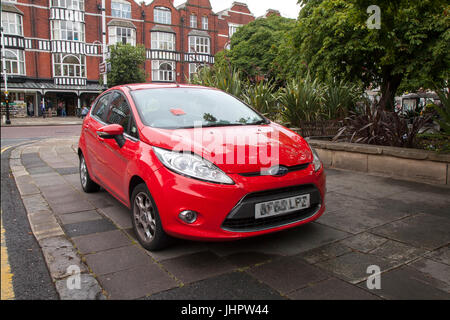 Le auto parcheggiate in sosta nella città di Southport Cente rilasciati con la pena di notare, Merseyside, Regno Unito Foto Stock