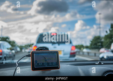 La navigazione GPS in auto in un inceppamento traffig, Scozia Foto Stock