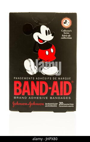 Winneconne, WI - 15 Luglio 2017: una scatola di Band-Aids con Mickey Mouse isolato su un background. Foto Stock