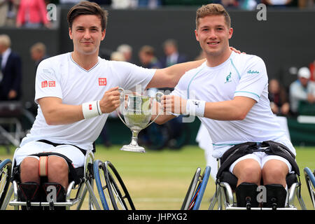 Alfie Hewett (destra) e Gordon Reid celebrare battendo Stephane Houdet e Nicolas Peifer nei colleghi la sedia a rotelle doppie finali del giorno dodici dei campionati di Wimbledon al All England Lawn Tennis e Croquet Club, Wimbledon. Foto Stock