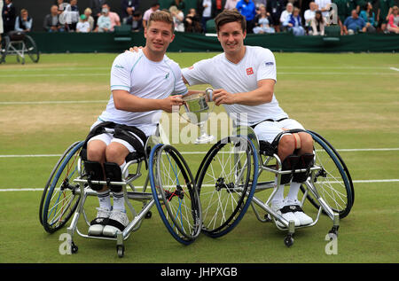 Alfie Hewett (sinistra) e Gordon Reid celebrare battendo Stephane Houdet e Nicolas Peifer nei colleghi la sedia a rotelle doppie finali del giorno dodici dei campionati di Wimbledon al All England Lawn Tennis e Croquet Club, Wimbledon. Foto Stock